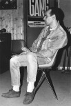 Nonostante le lunghe ore di studio di registrazione, Ronnie Shetland non é ancora smottato giù dalla sedia. La stabilità dei bassisti.