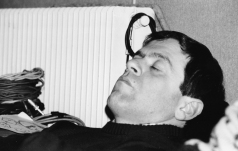 E alla fine il sonno ristoratore, col distorsore (2): rarissima immagine di Brian Feboconti con il suo camuflaggio da essere umano (foto inedita, dall'archivio dell'LMT Fancléb).