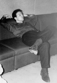 E alla fine il sonno ristoratore, col distorsore (3): Phil Anka crollato nel sonno in una enigmatica posizione (foto inedita, dall'archivio dell'LMT Fancléb).