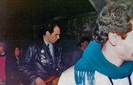 Ronnie elegantemente in nero basseggia tosto per un'ora e venticinque. "Quadroimphamia": Lino e I Mistoterital ragazzi amModo! Pieve di Cento (Bo), 23 marzo 1985.
