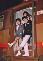 Festa di presentazione per l'uscita di "Bravi Ma Basta", deposito delle Locomotive FS, Bologna, 25/06/1988. Graham G. Cachemire e Ted Nylon scendono dal treno-camerino con la grazia di una vandaosiri. Osserva la scena Eta Seta. #LMT #Linoeimistoterital #BraviMaBasta #records #vinyle #Eighties #80s' #FS #trains #railways